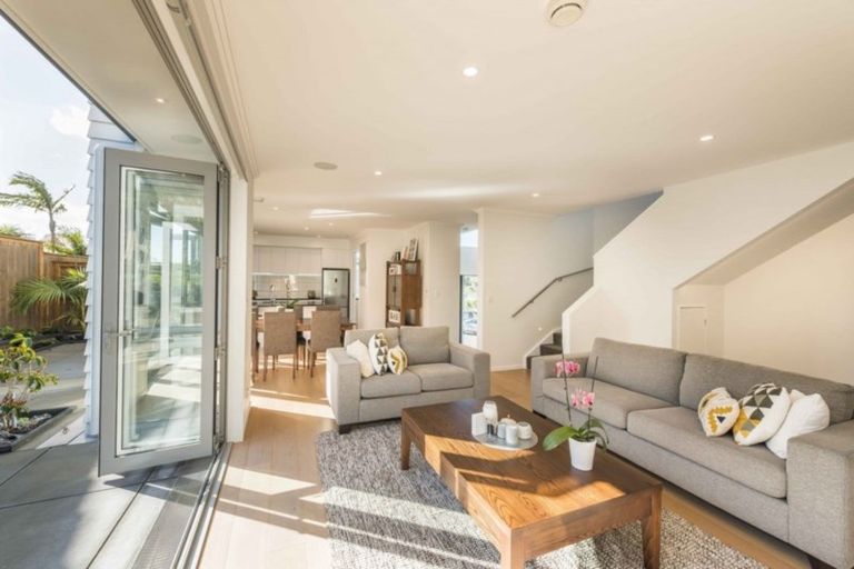 Photo of property in 3a Rossmore Terrace, Murrays Bay, Auckland, 0630