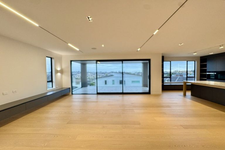 Photo of property in 23 Kerekin Drive, Oteha, Auckland, 0632