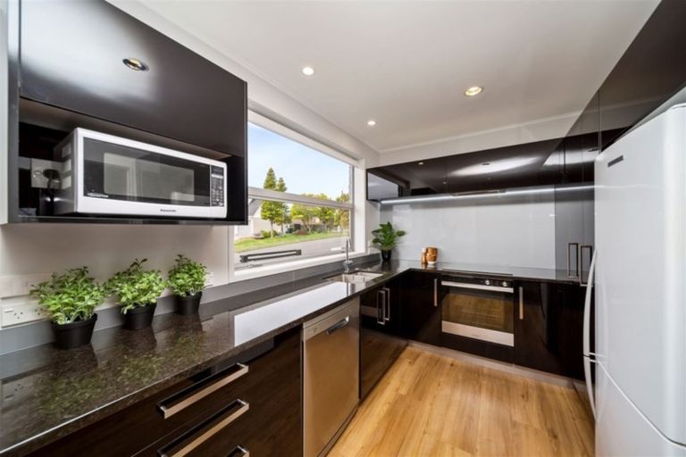 Photo of property in 10 Montana Place, Merrilands, New Plymouth, 4312