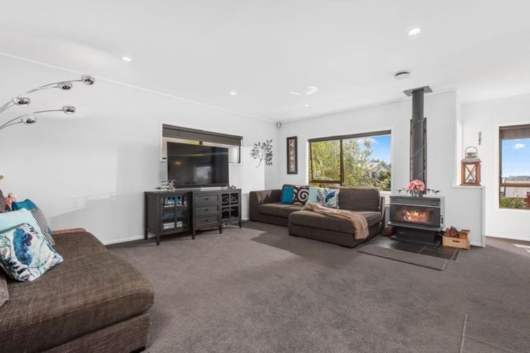 Photo of property in 1/6 Reynolds Place, Torbay, Auckland, 0630