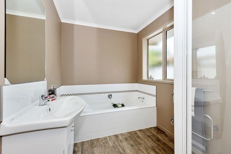 Photo of property in 12a Dover Road, St Andrews, Hamilton, 3200