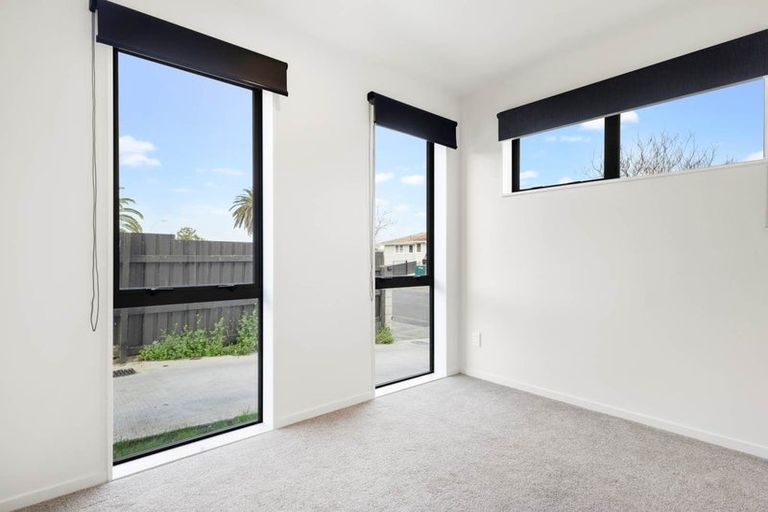 Photo of property in 52a Convair Crescent, Mangere, Auckland, 2022