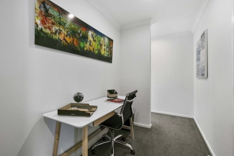 Photo of property in 13 Dumas Place, Rosehill, Papakura, 2113