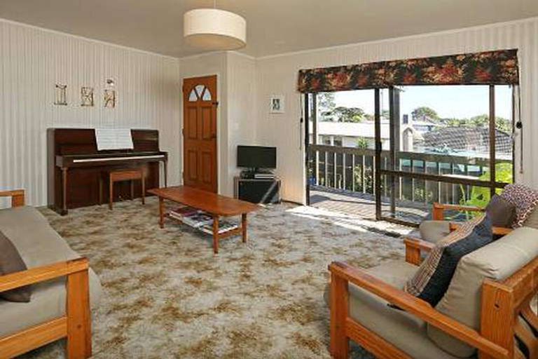 Photo of property in 2a Taipari Road, Te Atatu Peninsula, Auckland, 0610