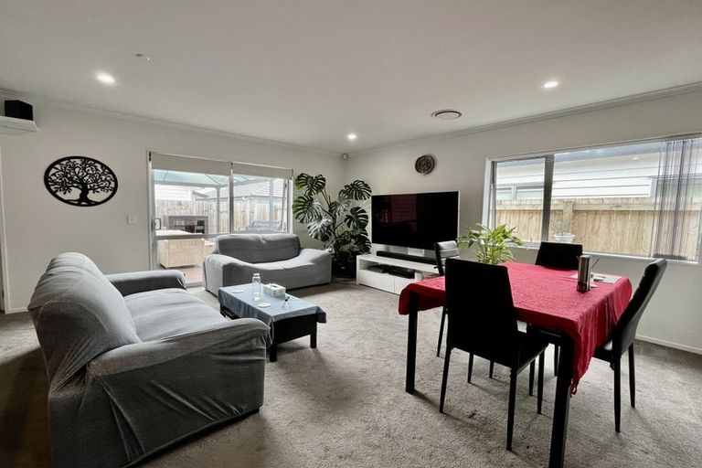 Photo of property in 16 Whareatua Avenue, Takanini, 2112