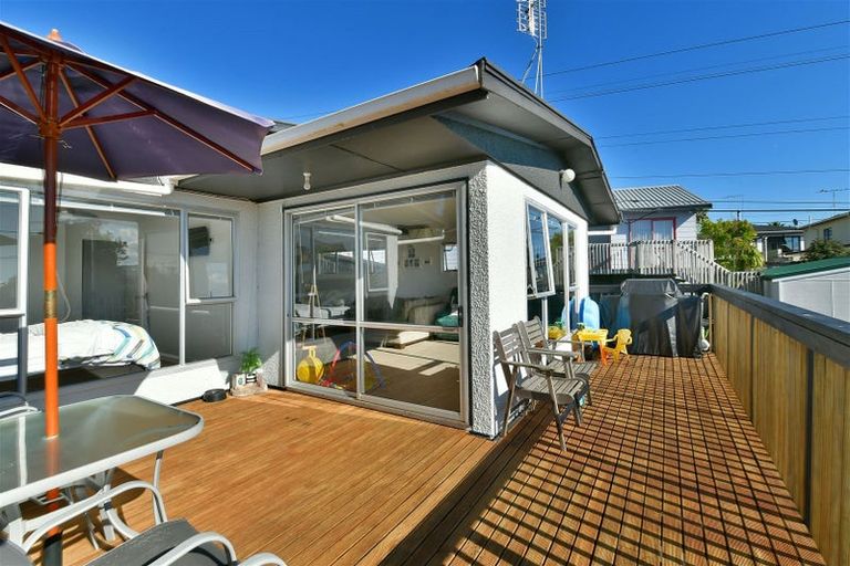 Photo of property in 43 Pohutukawa Avenue, Red Beach, 0932