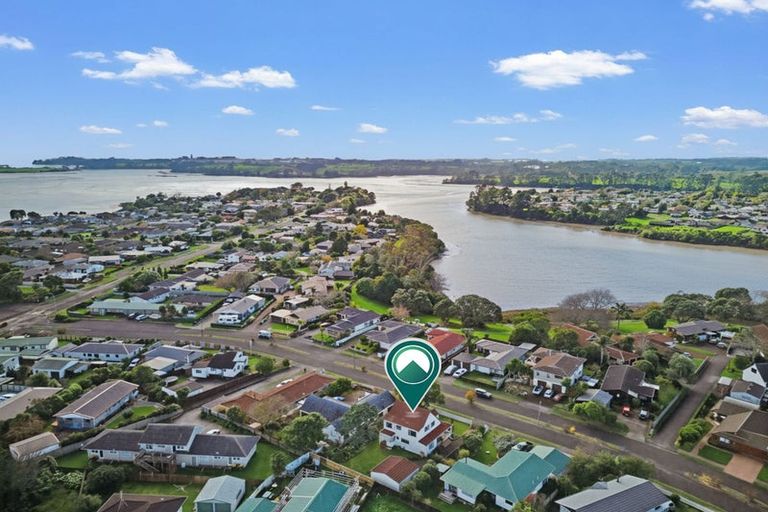 Photo of property in 14 Riverside Drive, Waiuku, 2123