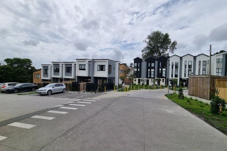 Photo of property in 35 Morihana Close, Glen Eden, 0602