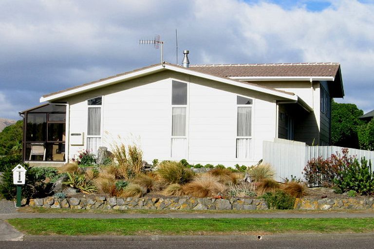 Photo of property in 204 Tutere Street, Waikanae Beach, Waikanae, 5036