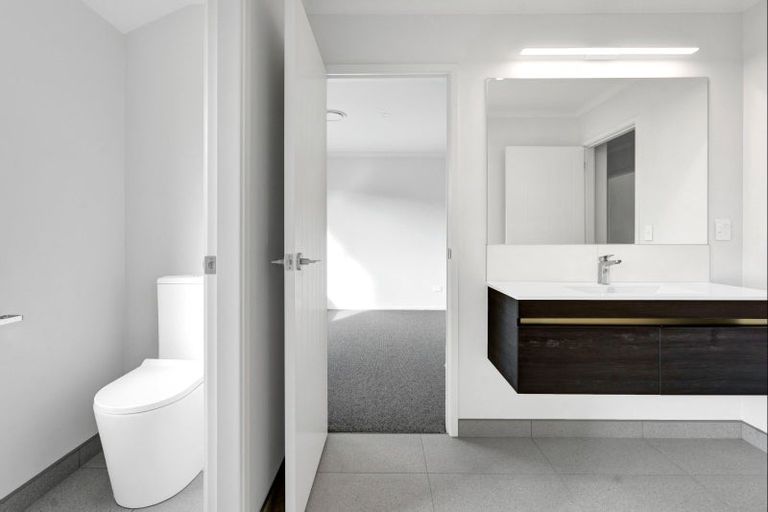 Photo of property in 31 Ninia Road, Paraite, New Plymouth, 4373