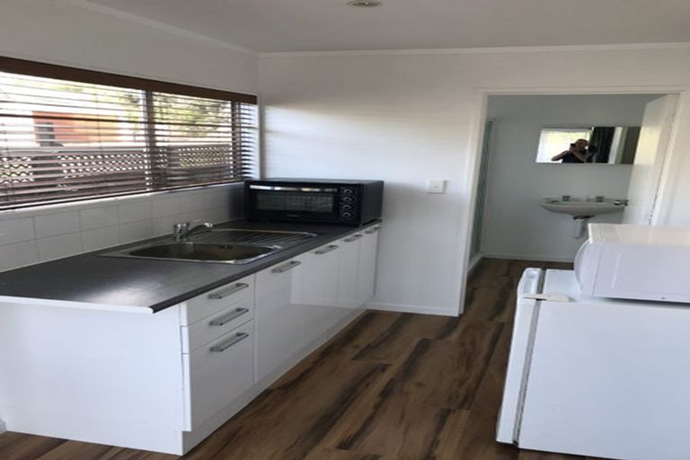 Photo of property in 1/22 Sandown Road, Rothesay Bay, Auckland, 0630