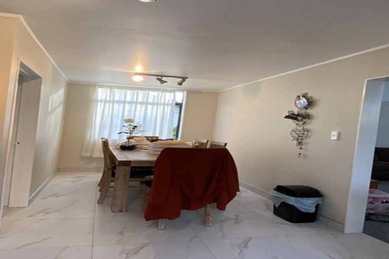 Photo of property in 3/25a Beach Road, Te Atatu Peninsula, Auckland, 0610