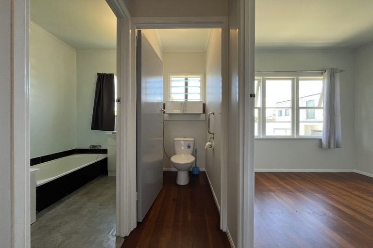 Photo of property in 64 Sylvan Crescent, Te Atatu South, Auckland, 0610