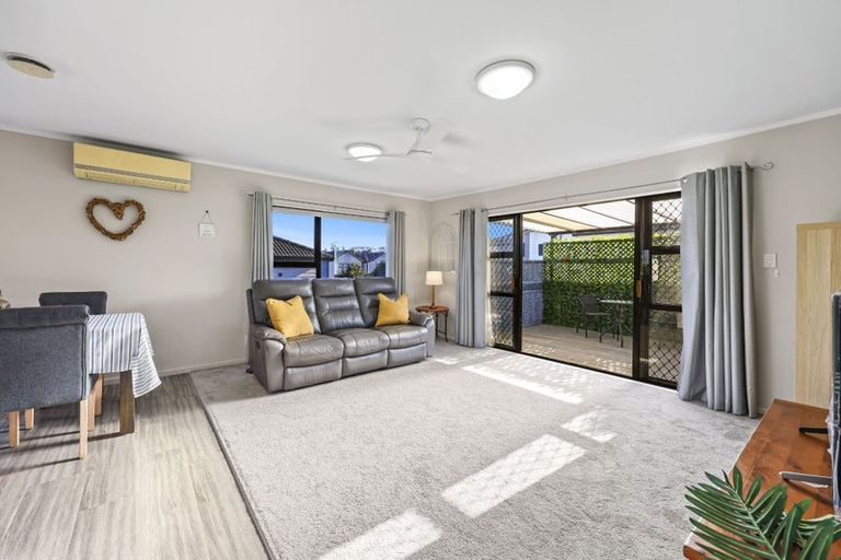 Photo of property in 2/25 Abercrombie Street, Howick, Auckland, 2014