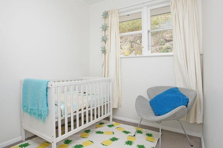 Photo of property in 104 Ruskin Road, Newlands, Wellington, 6037