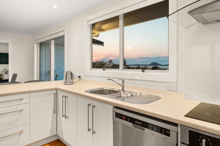 Photo of property in 16 Mcdonnell Street, Omokoroa, 3114