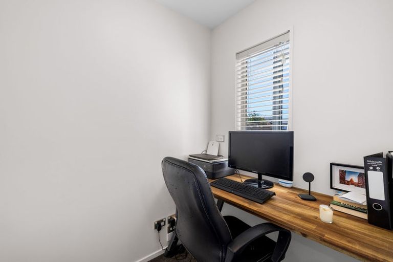 Photo of property in 10 Lakebridge Place, Parklands, Christchurch, 8083