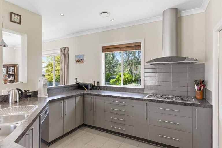 Photo of property in 10 Metzenthin Close, Raumati South, Paraparaumu, 5032