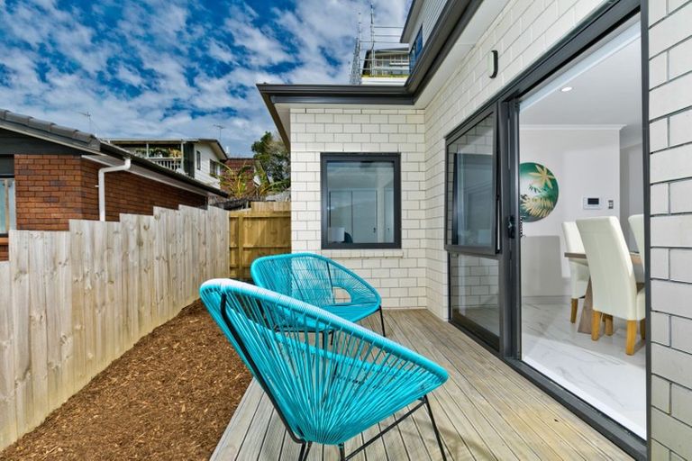 Photo of property in 4223d Great North Road, Glendene, Auckland, 0602