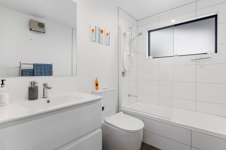 Photo of property in 2/60 Moncks Spur Road, Redcliffs, Christchurch, 8081