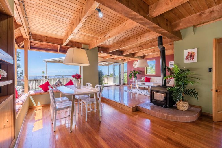 Photo of property in 11 Cascade Avenue, Waiatarua, Auckland, 0604