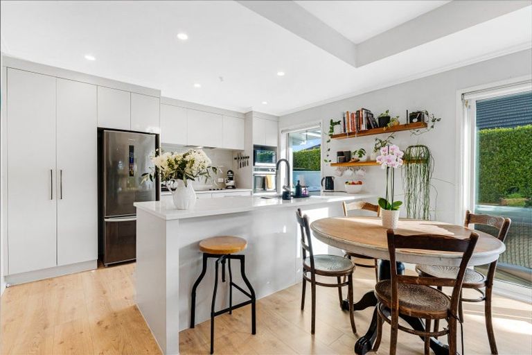 Photo of property in 15 Walnut Road, Riverhead, 0820