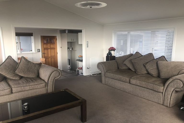 Photo of property in 2 Elgin Place, Red Beach, 0932