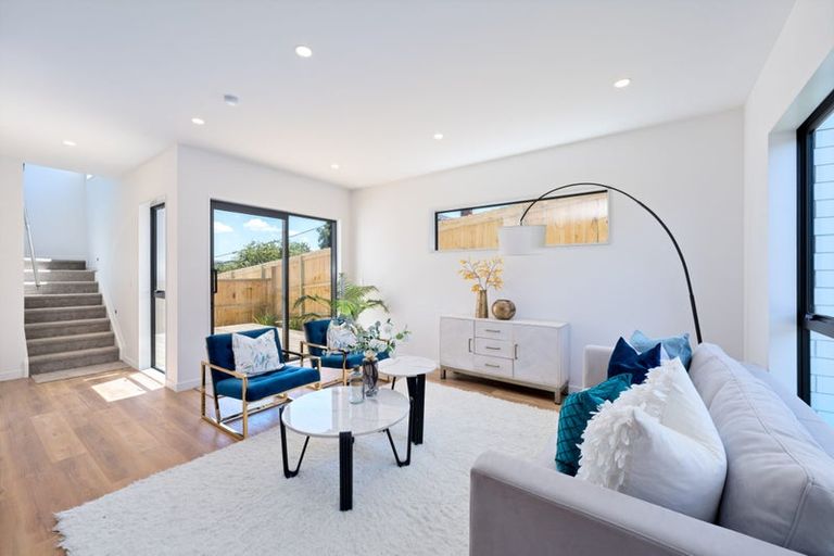 Photo of property in 21c Barron Drive, Green Bay, Auckland, 0604