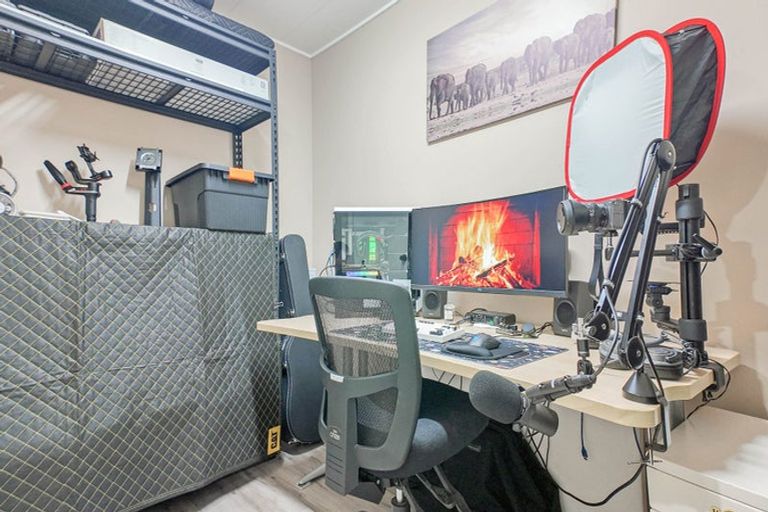 Photo of property in 22b Hillside Drive, Maoribank, Upper Hutt, 5018