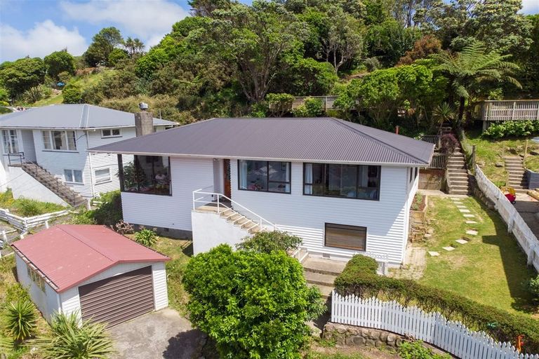 Photo of property in 102 Ruskin Road, Newlands, Wellington, 6037