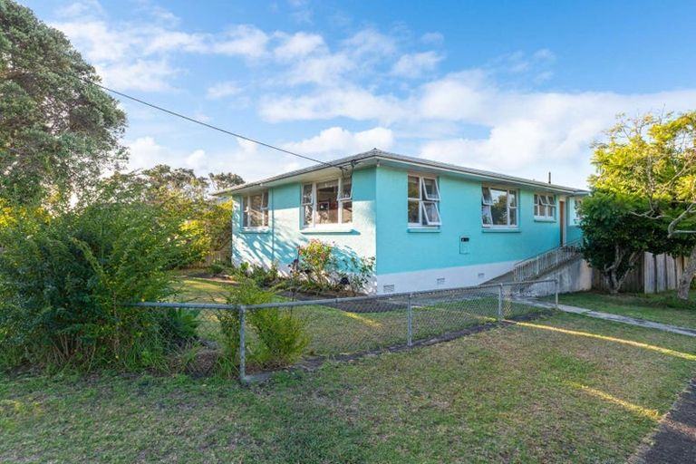 Photo of property in 2 Martin Place, Kelston, Auckland, 0602