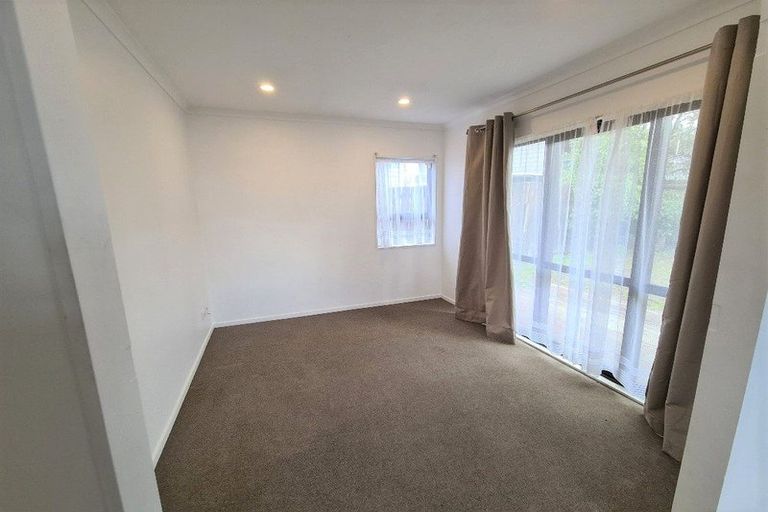 Photo of property in 28 Beauchamp Drive, Massey, Auckland, 0614