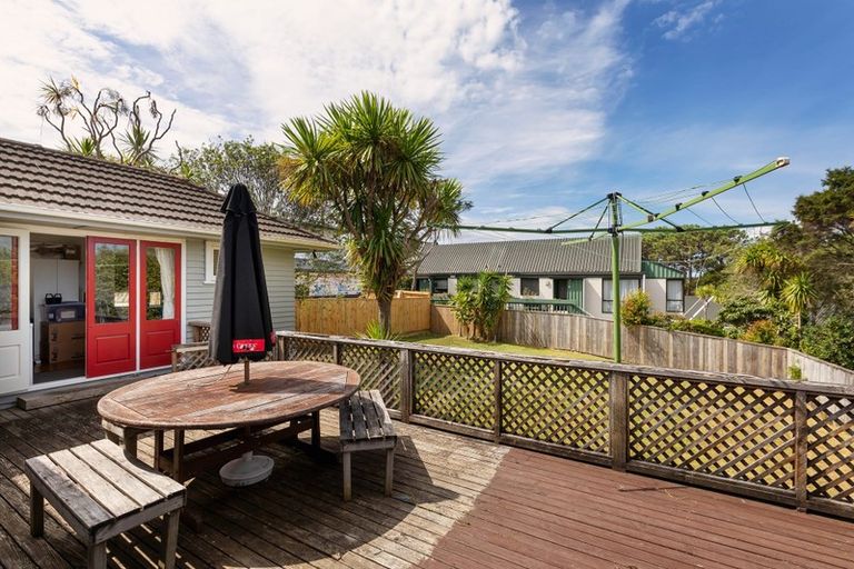 Photo of property in 32 Taupo Street, Green Bay, Auckland, 0604