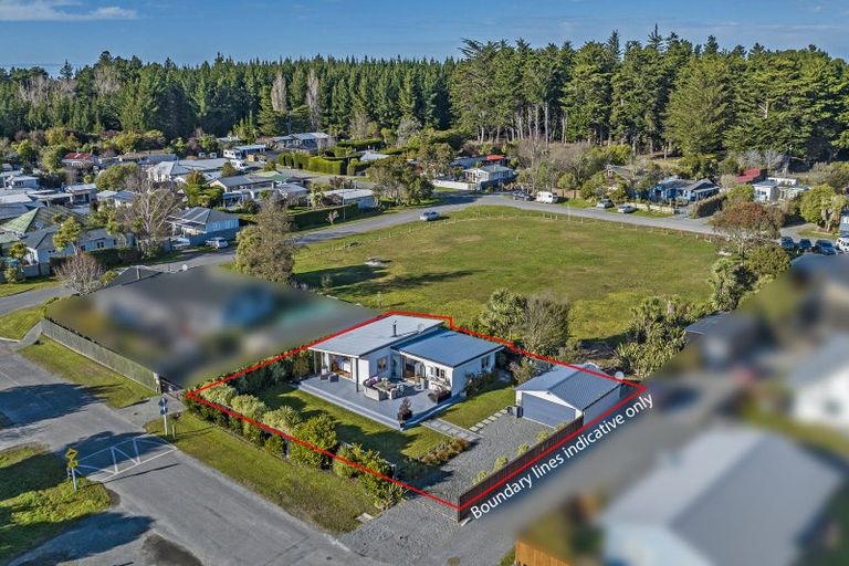 Photo of property in 31 Broadway Avenue, Waikuku Beach, 7473