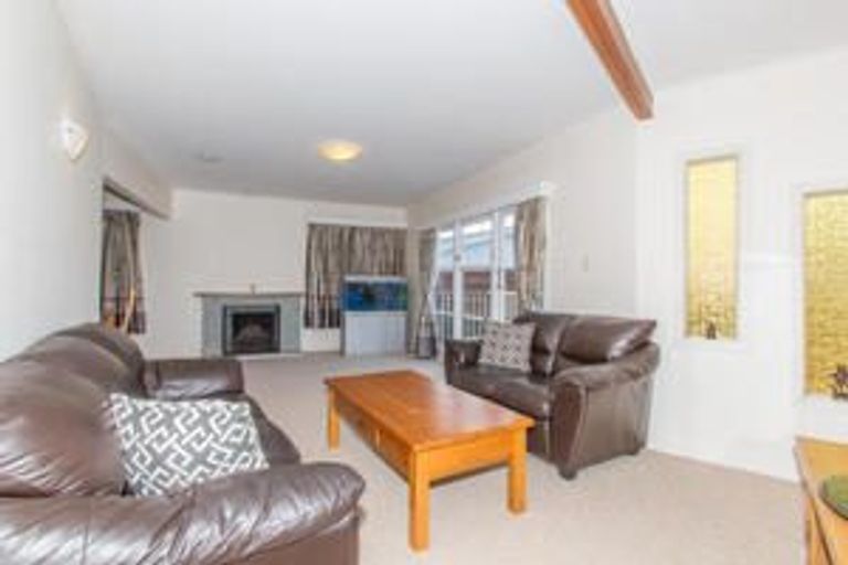 Photo of property in 9 Heather Place, Sunnynook, Auckland, 0620