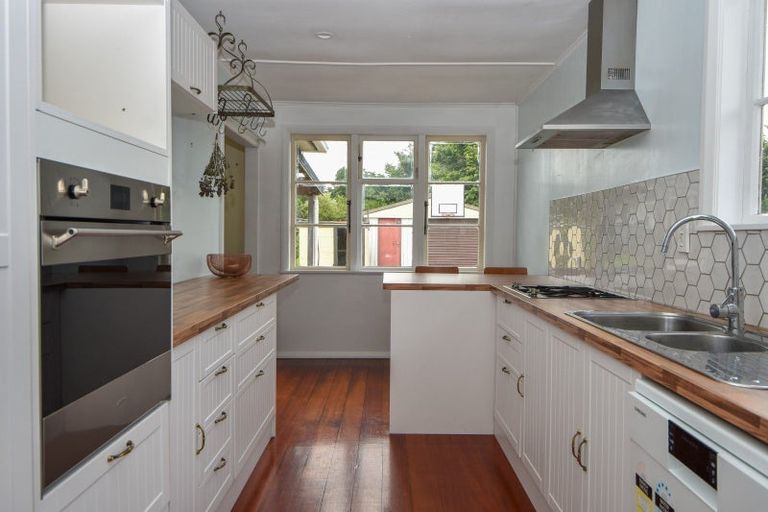 Photo of property in 2 Kent Street, Carterton, 5713