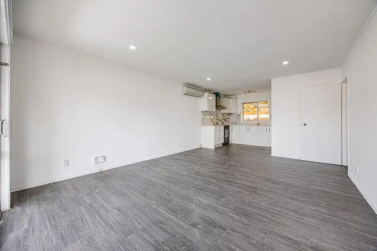 Photo of property in 2/51 Rimu Street, New Lynn, Auckland, 0600