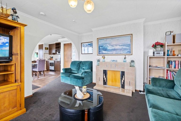 Photo of property in 90 Marine Parade, Bluff, 9814