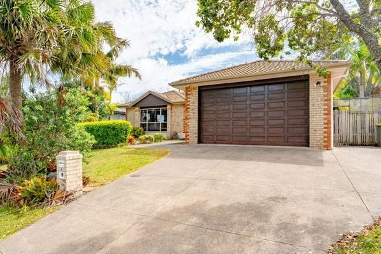 Photo of property in 8 Landvale Court, Browns Bay, Auckland, 0630