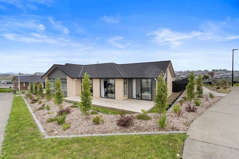 Photo of property in 2 Routeburn Lane, Karaka, 2124