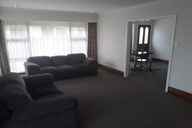 Photo of property in 33 Farquhars Road, Redwood, Christchurch, 8051