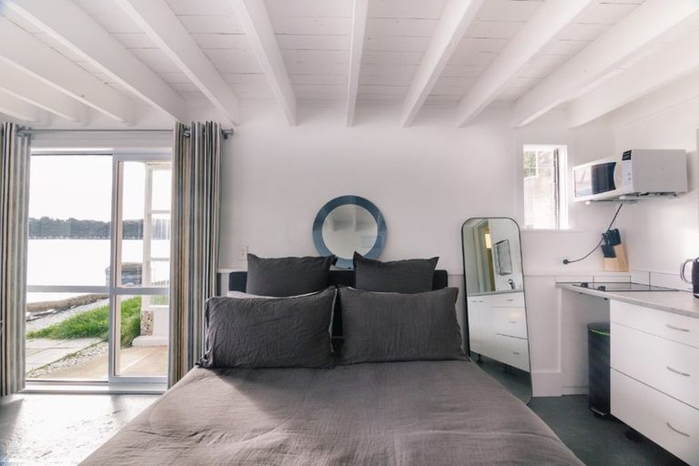 Photo of property in 18c Trevor Terrace, Paremata, Porirua, 5024