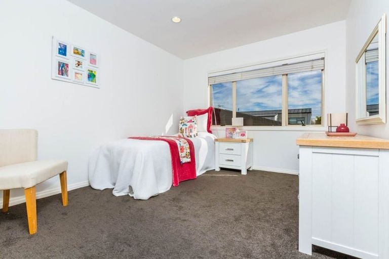 Photo of property in 1/25 Churchill Road, Murrays Bay, Auckland, 0630
