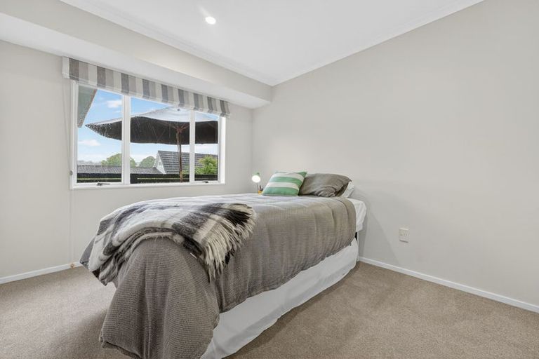 Photo of property in 40 Gillett Place, Botany Downs, Auckland, 2014