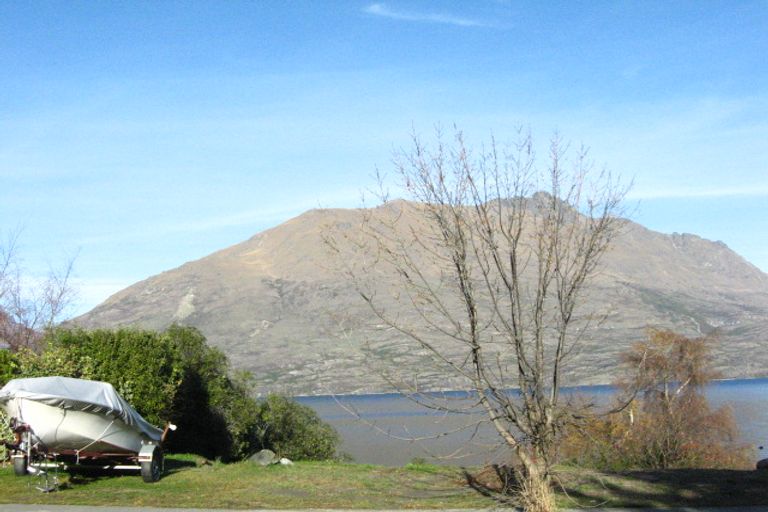 Photo of property in 82 Cedar Drive, Kelvin Heights, Queenstown, 9300
