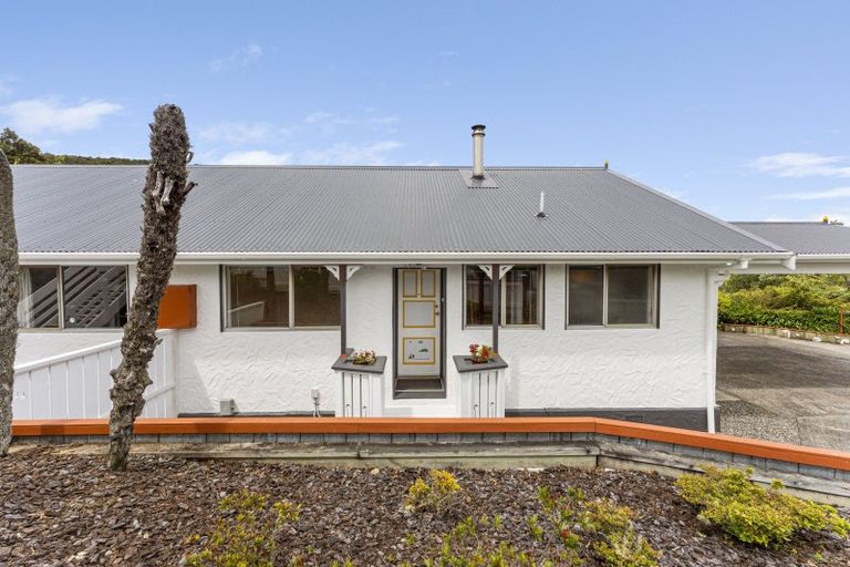 Photo of property in 2 Summit Road, Fairfield, Lower Hutt, 5011
