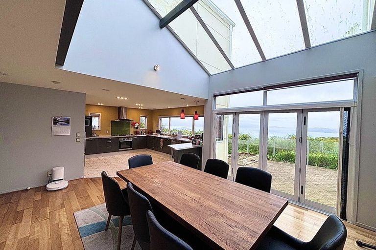 Photo of property in 24 Dress Circle, Newlands, Wellington, 6037