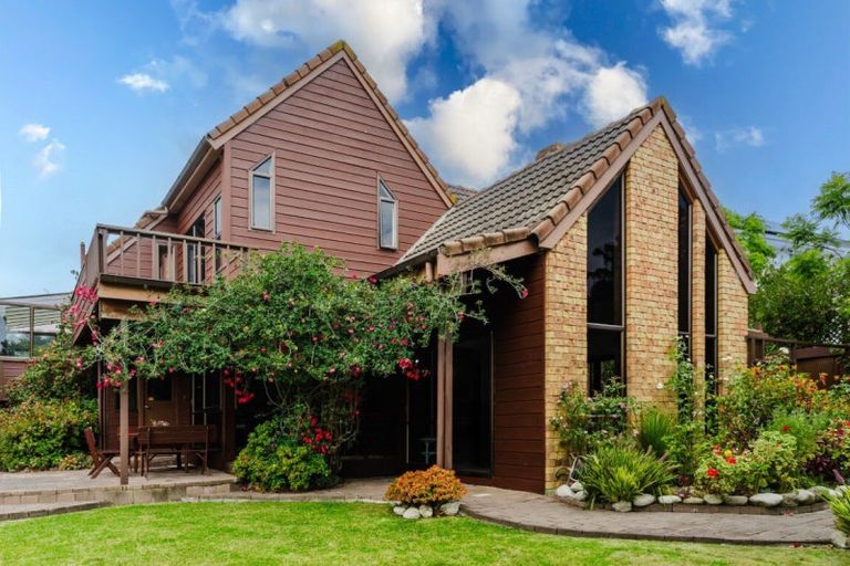 Photo of property in 11 Chelverton Terrace, Red Beach, 0932