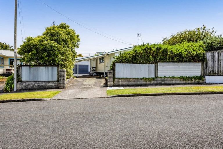 Photo of property in 23 Rospeath Crescent, Spotswood, New Plymouth, 4310