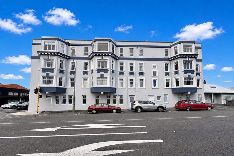 Photo of property in Devonport Apartments, 10/127 Saint Aubyn Street, New Plymouth, 4310